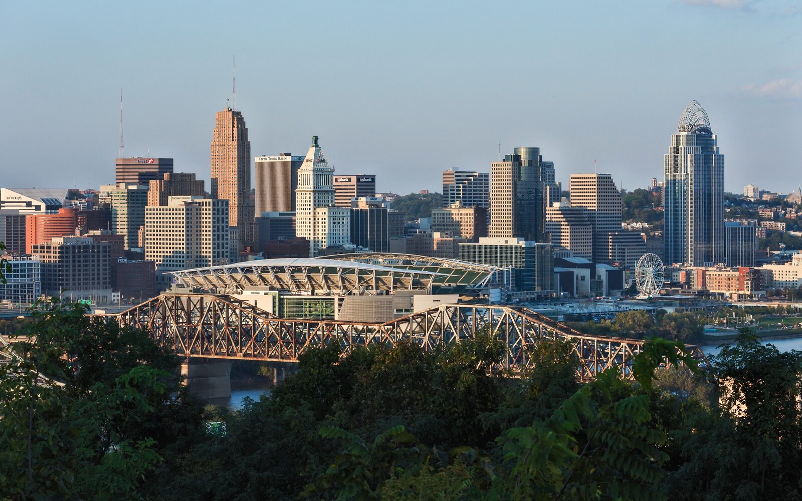 The Cincinnati skyline and the Ohio River seen from Devou Park